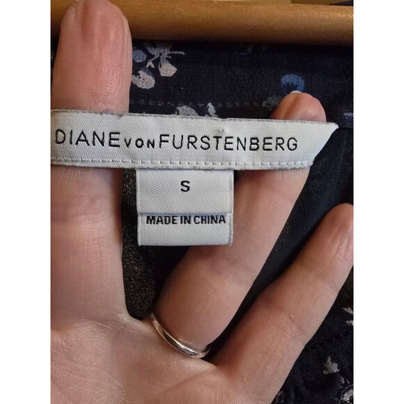 Diane von Furstenberg women's size small 100% silk floral blouse - Picture 3 of 8